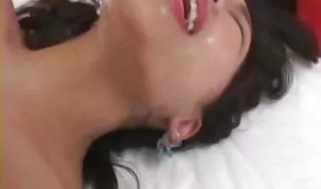 कुतिया दोनों हाथों से मुर्गा निचोड़ती है और सेक्सी सी फिल्म उसे चूसती है