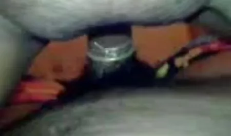 काले दस्ताने में सेक्सी गोरा मुर्गा को सहलाता है और उसे गाल सेक्सी फिल्म का पर ले जाता है