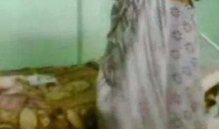 स्ट्रिपटीज़ के बाद गोरा अतिरिक्त कमाता है फिल्म सेक्सी हिंदी में