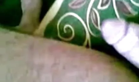 वह सेक्सी फिल्म करने वाली स्तन प्यार करता है, वह बड़े लंड से प्यार करता है