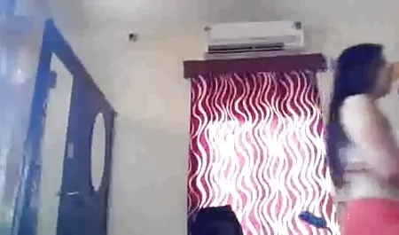 एक बहुत ही सरल, क्लासिक चरित्र, कथानक के साथ घर का बना अश्लील वीडियो, अपनी सेक्सी नंगी सेक्सी नंगी फिल्म प्रेमिका को एक पुराने बिस्तर पर घसीटते हुए, विभिन्न स्थितियों में एक दोस्त उसे एक स्वादिष्ट पिस्टन का उपयोग करके स्वादिष्ट, गीली चूत का विकास करता है