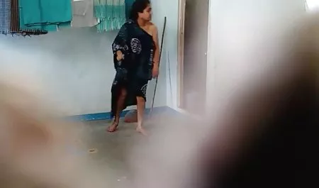 गुलाबी शॉर्ट स्कर्ट में सौंदर्य एक सेक्सी फिल्म सेक्सी वीडियो मोटी थरथानेवाला के साथ उसे बिल्ली fucks