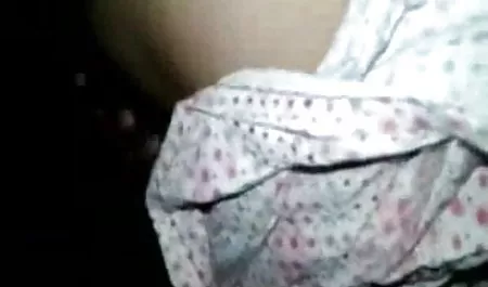 तीन खूबसूरत लड़कियों को एक गंजा आदमी बकवास सेक्सी फिल्म वीडियो हिंदी