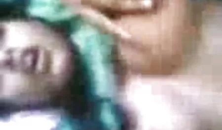 गोरा वेबकैम पर अपने हिंदी मूवी सेक्सी प्रेमी के लिए खुद को सहलाता है