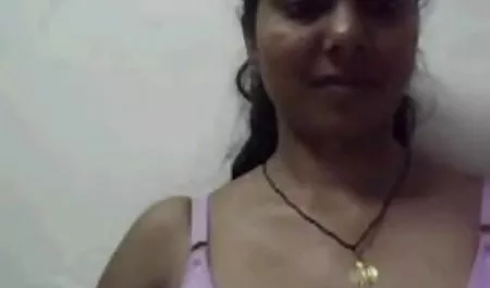 ब्लोंड्स हेल्ली और डाहलिया सोफे पर पिसते बीपी पिक्चर फिल्म सेक्सी हैं