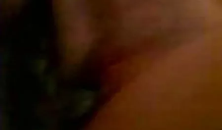 कुछ मिनटों के बाद, प्रैंकस्टर्स ने एक बड़ा वाइब्रेटर निकाला, उत्सुकता से उसे चाटा, और उसके बाद वे गर्म हिंदुस्तानी सेक्सी मूवी झटके मारने लगे