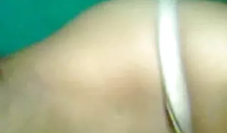 एक बीएफ फिल्म सेक्सी में गोरा के साथ विभिन्न पोज में कमबख्त