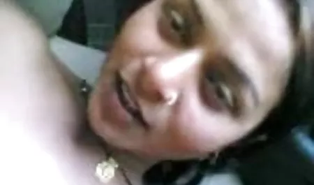 घुंघराले बालों वाली कुतिया एक हिंदी फिल्म सेक्सी हिंदी फिल्म वेबकैम पर एक डिक बेकार है