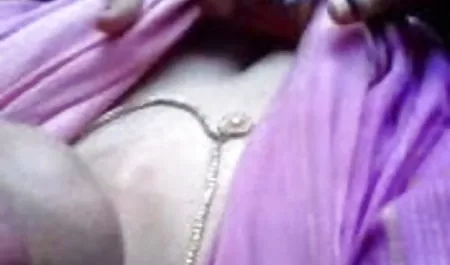 ल्यूडमिला कैमरे रियल सेक्सी फिल्म पर लड़के को संतुष्ट करती है