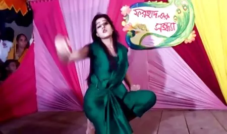 एक दोस्त बाथरूम में रहता है, और एक कुतिया गोल्फ पर डालती है और पैरों से अपने मुर्गा को सहलाती है हिंदी फिल्म मूवी सेक्सी