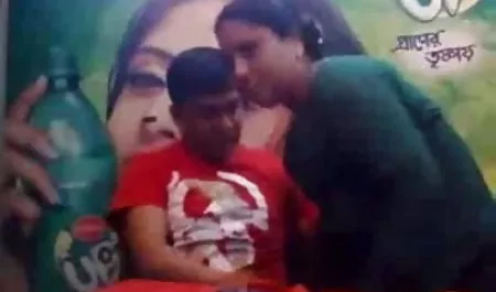 प्राकृतिक गोरा उसके सेक्सी हिंदी फिल्म बीएफ शरीर से प्यार करता है