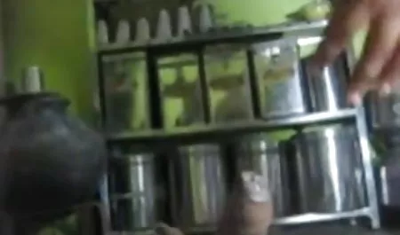 लड़की को एक बड़ा मुर्गा मिस पूजा की सेक्सी फिल्म काला करने के लिए खुशी है
