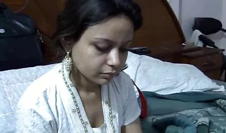 फॉन एक ग्लास डिल्डो के सेक्सी पिक्चर मद्रासी साथ खुद को खींचता है