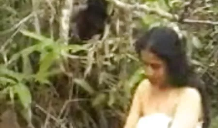 बालों वाली बिल्ली के साथ घुंघराले सेक्सी फिल्म देखने वाली बालों वाली कुतिया एक डिक पर कूदती है