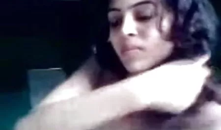 स्पैन्डेक्स में गोरा कैमरे सेक्सी फिल्म 3g के सामने खड़ा है