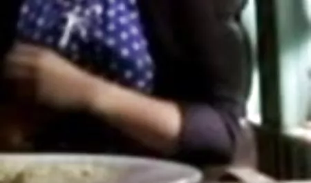 चिकी उसकी हिंदी सेक्सी वीडियो फुल मूवी सेक्सी चूत को वाइब्रेटर से मालिश करता है