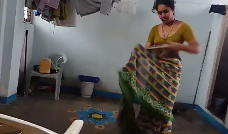सिम्पोटिक बेब दानिका अपनी प्रेमिका के सेक्सी पिक्चर फिल्म सेक्सी पिक्चर लिए एक स्ट्रिपटीज़ नृत्य कर रही है
