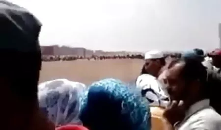 किन्नर सेक्सी फिल्म में कैमरे पर एक दूसरे को बकवास करते हैं