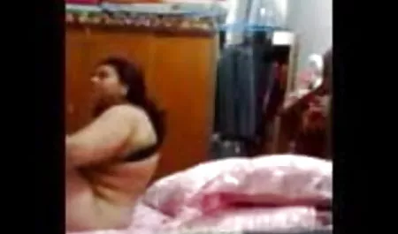 खुद के साथ हिंदी पिक्चर में सेक्सी खेल रही अच्छी लड़की