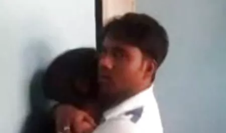 कुतिया ने एक आदमी को हथकड़ी लगा दी और उसे कोड़े से मार हिंदी में सेक्सी मूवी फिल्म दिया