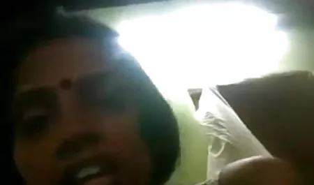 जबकि मोटा पति काम पर है, ब्लांडी ने अपने फिल्म सेक्सी वाली भाई के साथ मस्ती की है। दोस्त को याद नहीं किया और कुतिया को धार में लाया