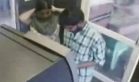Vitebsk क्लब के शौचालय में सनी देओल का सेक्सी फिल्म एक छिपे हुए कैमरे की शूटिंग!