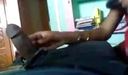 कुतिया के पास बहुत सारे दास हैं और वह उन सभी को पिंजरे में रखती है। उनमें सेक्सी पिक्चर इंग्लिश से एक को रिहा करते हुए, वह उसे छेद देता है, उसे चाटता है और अपमानित कुतिया को चोदता है