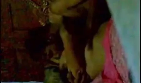 बिग-बेल्ड और बालों वाला करीना कपूर का सेक्सी फिल्म आदमी अपने डिक और cums को छूता है