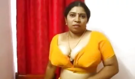 मोटी कुतिया उसके निपल्स काटती सेक्सी सी फिल्म है