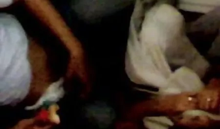 मीठे परिपक्व लड़की एक डिक के ऊपर सेक्सी फिल्म हिंदी में सवारी करता है