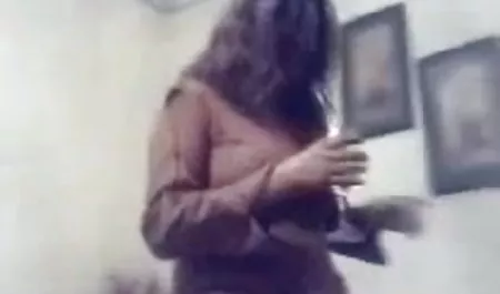 उसकी आंखों में एक दुपट्टा के साथ एक युवा लड़की एक मुर्गा चूसती सेक्सी फिल्म दिखाइए हिंदी है और शुक्राणु निगलती है