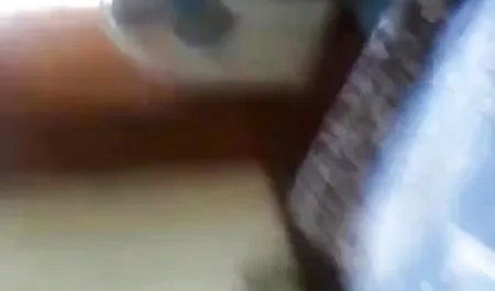 वेबकैम के सामने अपने पैर सेक्सी मूवी कॉमेडी फैलाकर, एक युवा कुतिया धीरे से उसकी मुंडा बिल्ली को सहलाती है