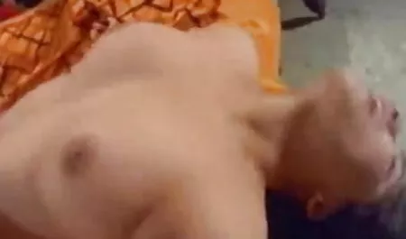 तेल सेक्सी सिनेमा वीडियो वाली वेश्या एक मोटा मुर्गा चूसती है