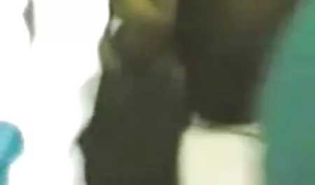 एक कुतिया के रूप में फिल्माया सेक्सी फिल्म गया दोस्त उसे clit और cums रगड़ता है