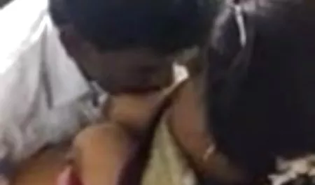 गुलाबी फिल्म हिंदी में सेक्सी पोशाक में एक लड़की गड़बड़ हो जाती है