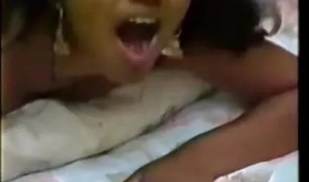 दोस्त एक सोफे पर एक सो सेक्सी फिल्म हिंदी पिक्चर फिल्म रही लड़की को सहलाता है