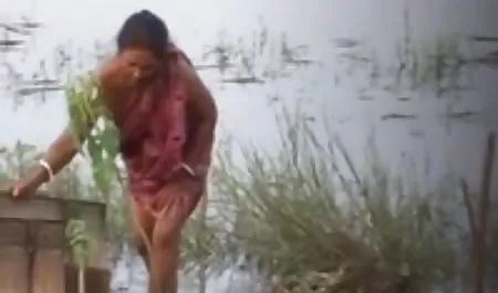 जीना अधोवस्त्र में हस्तमैथुन सेक्सी सिनेमा वीडियो करता है