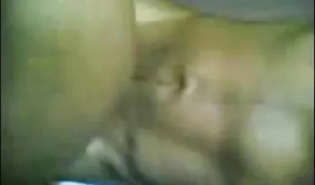 गोरा अपनी सेक्सी मूवी देखने वाली उंगलियों से लंड और चूत को सहलाते हुए लॉन पर लेटा है