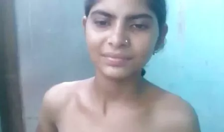 मम्मी एक रसदार, स्वादिष्ट काजोल की सेक्सी फिल्म कुतिया को एक मालिश देती है