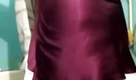 गोरा उसकी मुंडा चूत को छेड़ता है इंग्लिश मूवी सेक्सी मूवी