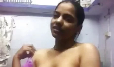 सुंदर परी वेबकैम पर एक मासूम चेहरा बना उसकी छाती को सहलाती सेक्सी पिक्चर वीडियो में दिखाइए है