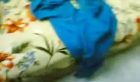 दोस्त अपने मुर्गा के सिर के साथ सेक्सी बीएफ मूवी एक युवा जापानी लड़की की क्लिट रगड़ता है