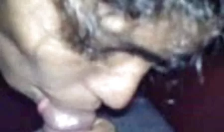 श्यामला खुद को एक आनुवंशिक सेक्सी मूवी वीडियो फिल्म कुर्सी पर ले जाती है