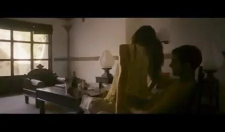 दो लड़कों द्वारा गड़बड़ सौंदर्य उसके मिथुन की सेक्सी फिल्म जूते से शुक्राणु पीता है