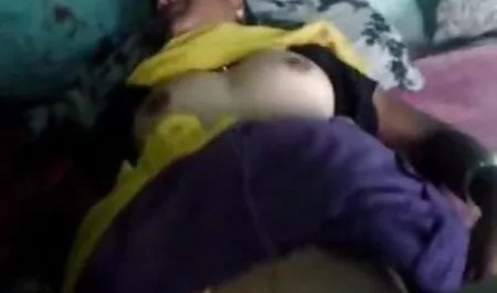 सेक्सी एशियाई ने उसके स्वादिष्ट पैर फैलाए और उसकी गीली बीपी सेक्सी वीडियो फिल्म चूत को सहलाया