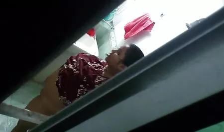 बेशक, वह सेक्सी फिल्म दिखाएं वीडियो में एक कोमल, गहरी, इत्मीनान से चूसने वाली के साथ शुरू होती है, और फिर धीरे से और इनायत से, उसके लंड पर मटकती हुई कराह के साथ