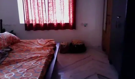 काले आकर्षक सेक्सी गोरा के छेद को सहलाता है और तेलुगु सेक्स फिल्म उसे चोदता है
