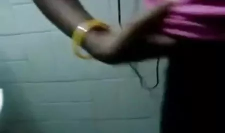 एक चित्रित कुतिया करिश्मा कपूर की सेक्सी फिल्म का सेक्स मज़ाक