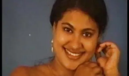 एरियाना मैरी अपने प्रेमी के हिंदी फिल्म वीडियो में सेक्सी सामने यौन नृत्य कर रही है