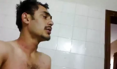 यार एक सेक्स फिल्म अंग्रेजी माचिस जलाता है और गधे को एक वेश्या डालता है, वह झगड़ती है और आग का एक खंभा कमरे को रोशन करता है
